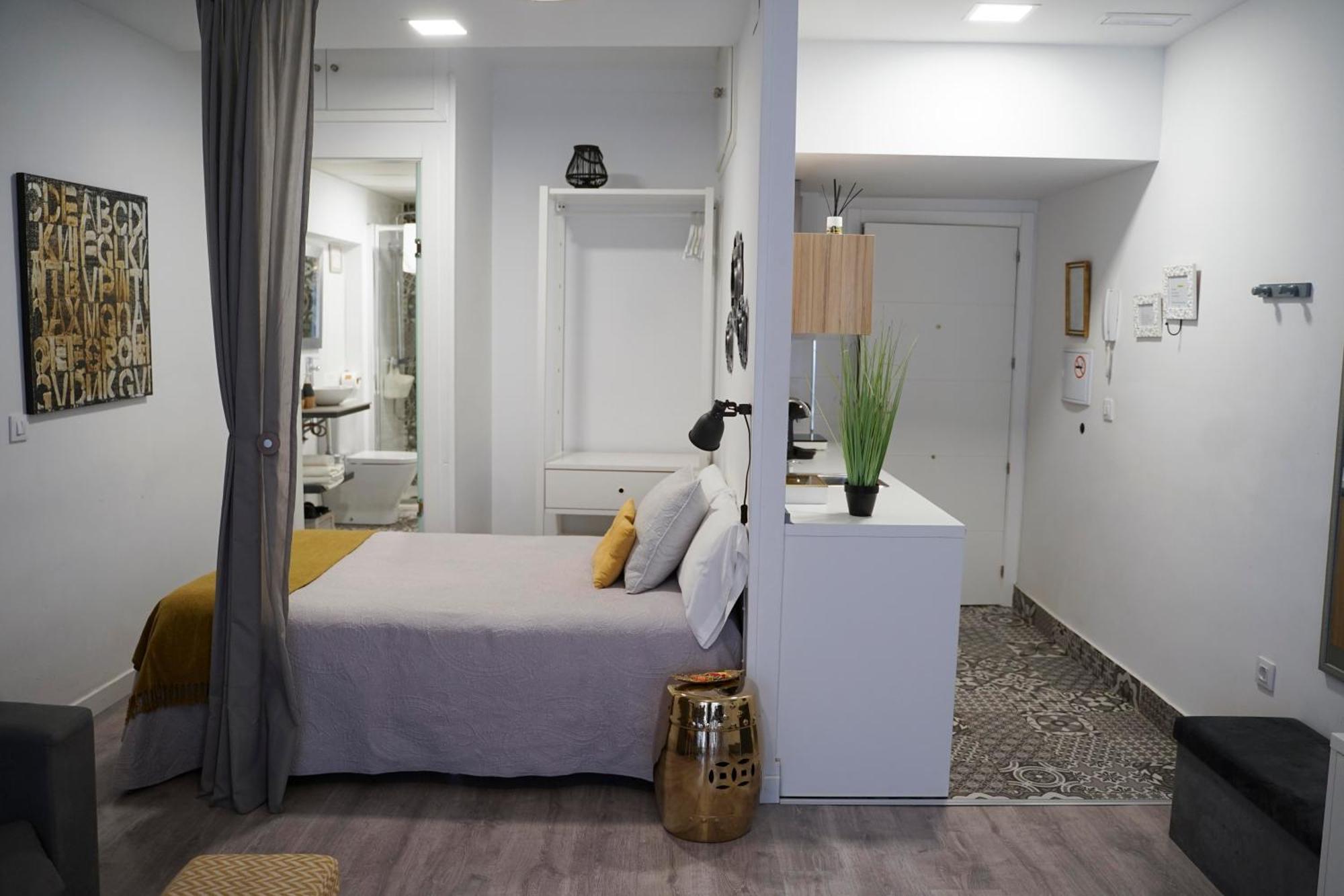 Apartamentos Suites Cariatide Plasencia Eksteriør billede