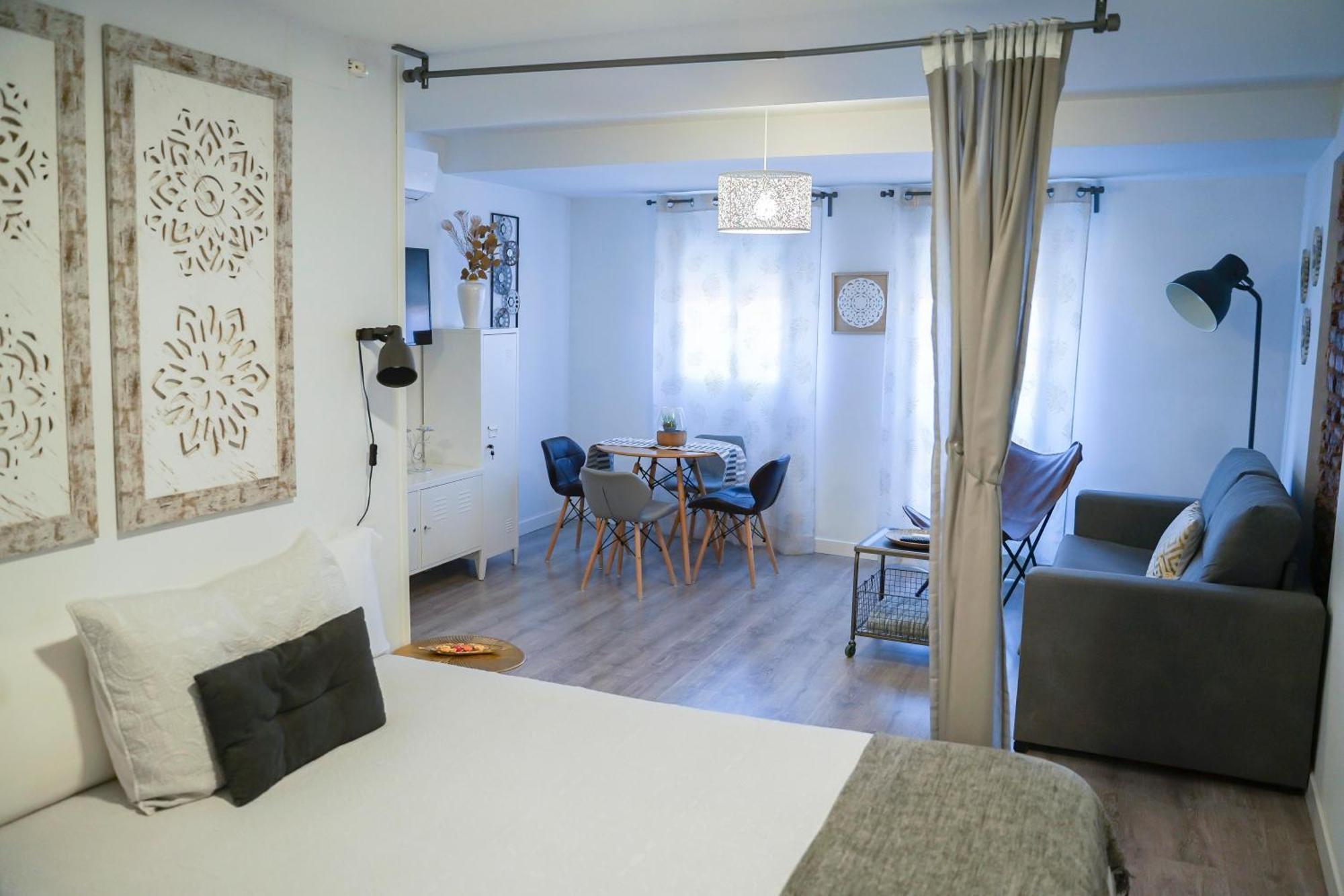 Apartamentos Suites Cariatide Plasencia Eksteriør billede